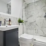 6 Bedroom, 6 Bathroom In Headingley, Prázdninový dům *