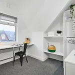 6 Bedroom, 6 Bathroom In Headingley, Prázdninový dům