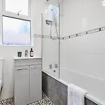 6 Bedroom, 6 Bathroom In Headingley,