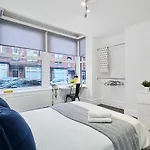 6 Bedroom, 6 Bathroom In Headingley, Prázdninový dům *