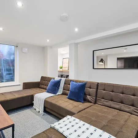 6 Bedroom, 6 Bathroom In Headingley, Будинок відпочинку *