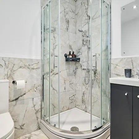 6 Bedroom, 6 Bathroom In Headingley, Будинок відпочинку *