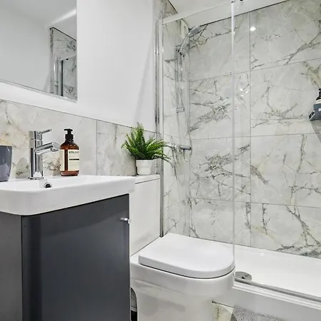 6 Bedroom, 6 Bathroom In Headingley, Semesterbostad *