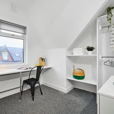 6 Bedroom, 6 Bathroom In Headingley, Semesterbostad