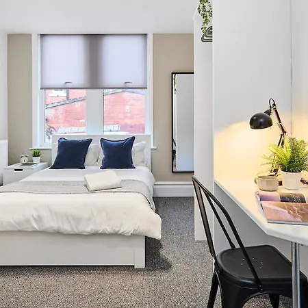 6 Bedroom, 6 Bathroom In Headingley, *