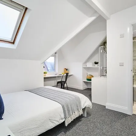 6 Bedroom, 6 Bathroom In Headingley, * Leeds (West Yorkshire)