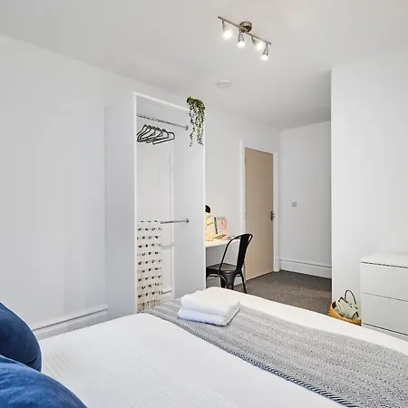 6 Bedroom, 6 Bathroom In Headingley, Holiday home *