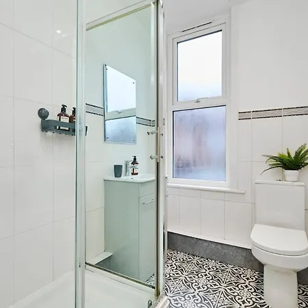 6 Bedroom, 6 Bathroom In Headingley,