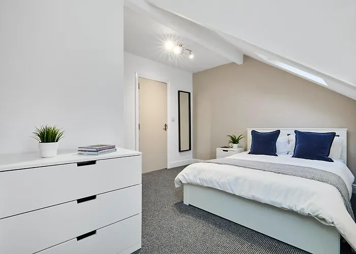 Будинок відпочинку 6 Bedroom, 6 Bathroom In Headingley,