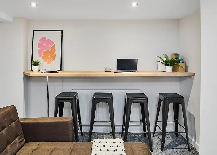 6 Bedroom, 6 Bathroom In Headingley, * לידס