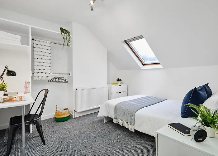 Будинок відпочинку 6 Bedroom, 6 Bathroom In Headingley, Лідс