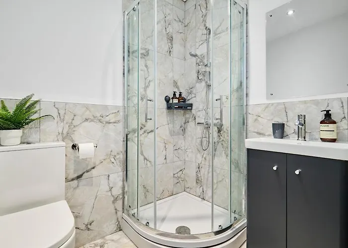 6 Bedroom, 6 Bathroom In Headingley, בית נופש *