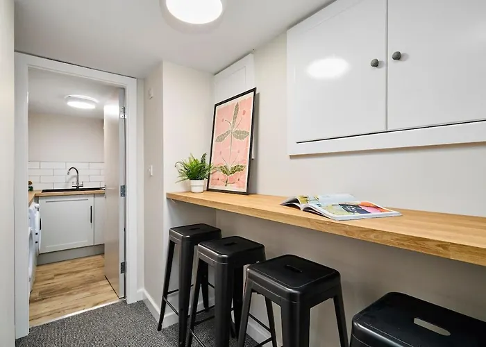 Будинок відпочинку 6 Bedroom, 6 Bathroom In Headingley, Лідс