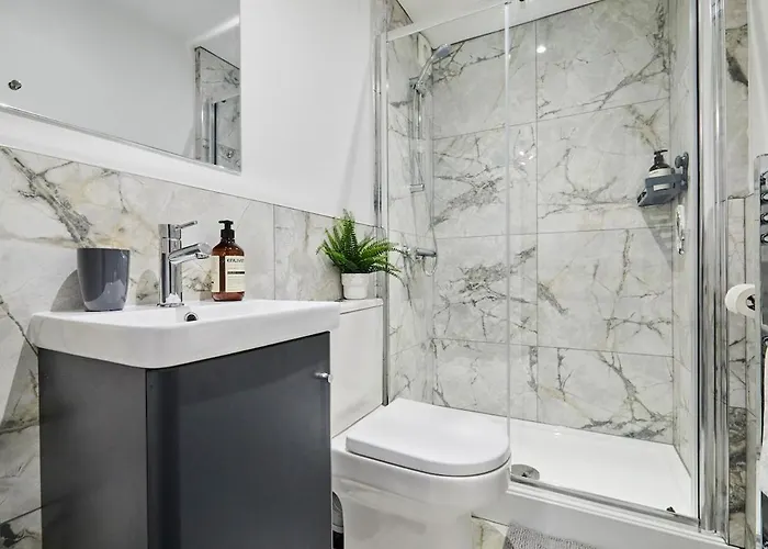 6 Bedroom, 6 Bathroom In Headingley, בית נופש *