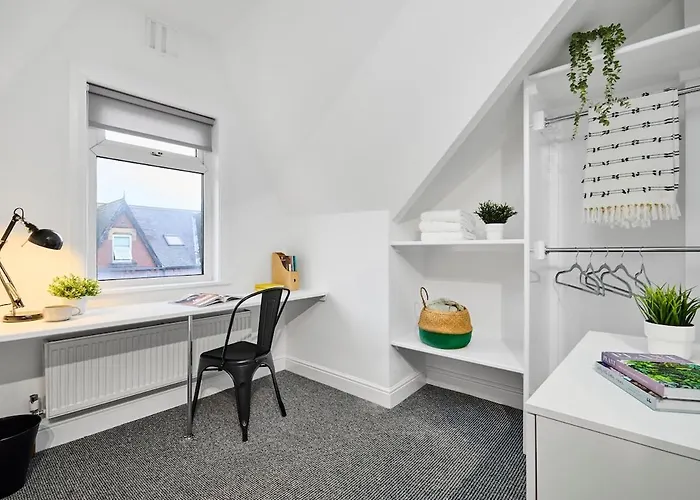 6 Bedroom, 6 Bathroom In Headingley, בית נופש