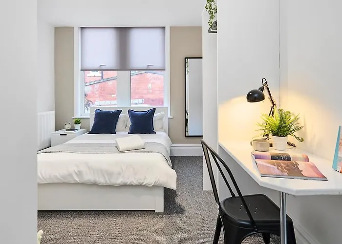 6 Bedroom, 6 Bathroom In Headingley, *