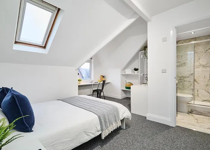 6 Bedroom, 6 Bathroom In Headingley, * לידס