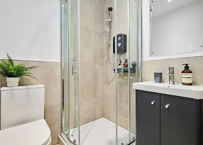 6 Bedroom, 6 Bathroom In Headingley, * לידס