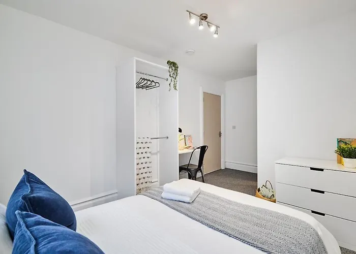 6 Bedroom, 6 Bathroom In Headingley, Будинок відпочинку *