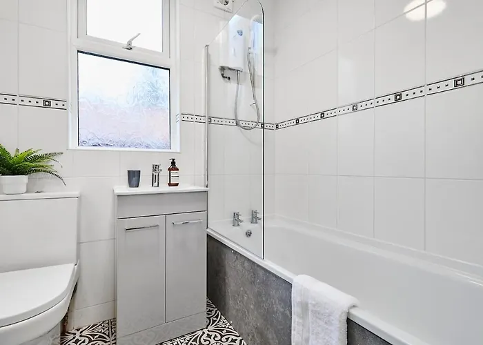 6 Bedroom, 6 Bathroom In Headingley,