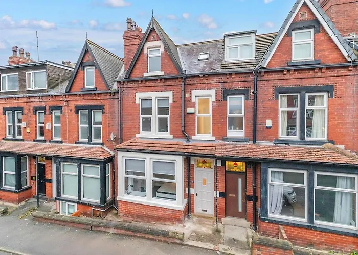 Будинок відпочинку 6 Bedroom, 6 Bathroom In Headingley,