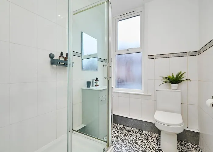 6 Bedroom, 6 Bathroom In Headingley,