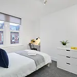 6 Bedroom, 6 Bathroom In Headingley, Vakantiehuis *