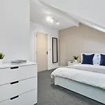 Vakantiehuis 6 Bedroom, 6 Bathroom In Headingley,