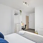 6 Bedroom, 6 Bathroom In Headingley, Vakantiehuis *