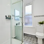 6 Bedroom, 6 Bathroom In Headingley,