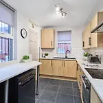 Vakantiehuis 6 Bedroom, 6 Bathroom In Headingley, *