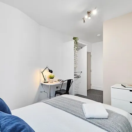 6 Bedroom, 6 Bathroom In Headingley, Vakantiehuis