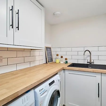 6 Bedroom, 6 Bathroom In Headingley, * Leeds (West Yorkshire)