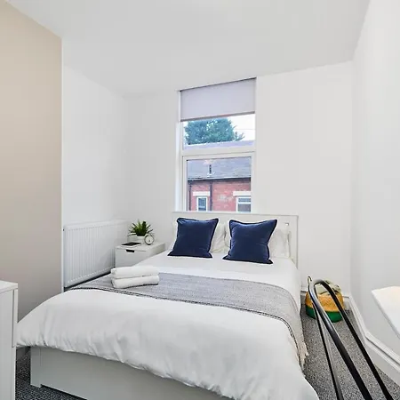 6 Bedroom, 6 Bathroom In Headingley, Vakantiehuis Leeds (West Yorkshire)