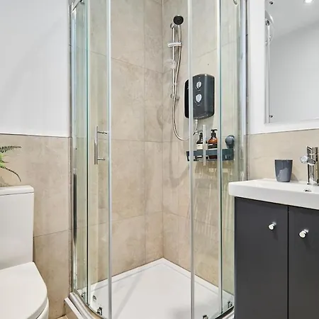 6 Bedroom, 6 Bathroom In Headingley, * ليدز