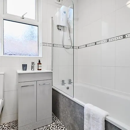 6 Bedroom, 6 Bathroom In Headingley,