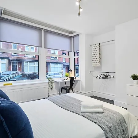 6 Bedroom, 6 Bathroom In Headingley, Ferienhaus *