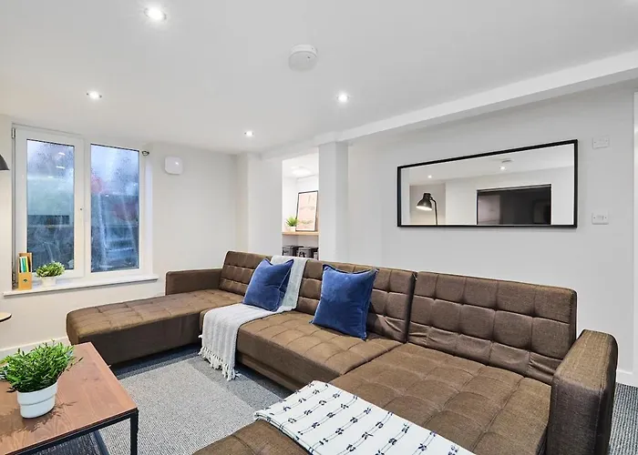 6 Bedroom, 6 Bathroom In Headingley, Ferienhaus *