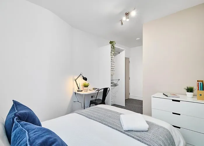 6 Bedroom, 6 Bathroom In Headingley, Ferienhaus