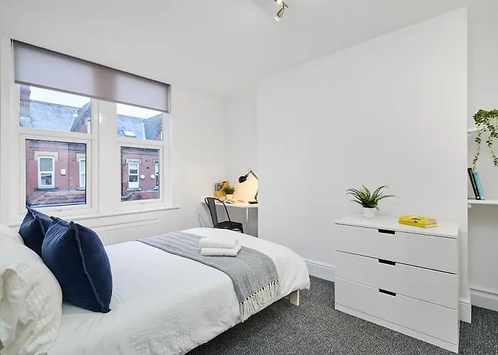 6 Bedroom, 6 Bathroom In Headingley, Ferienhaus *