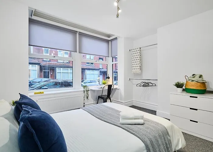 6 Bedroom, 6 Bathroom In Headingley, Ferienhaus *